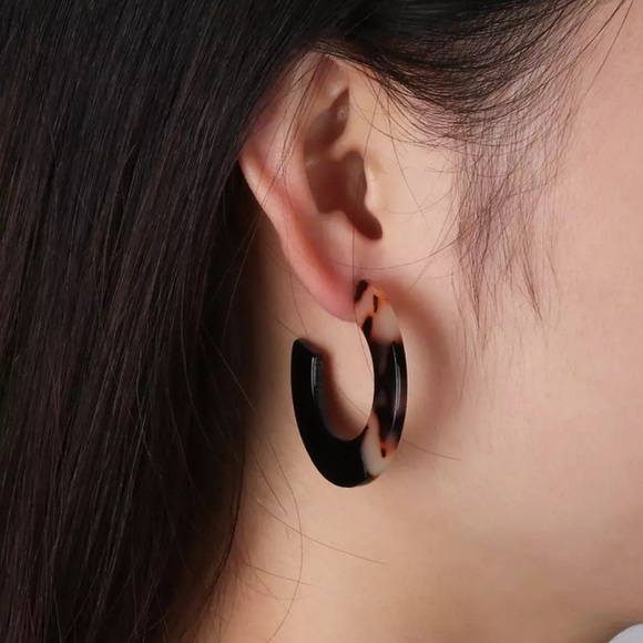 The Ellen - Two Toned Resin Tortoise Earrings - Picture 4 of 4